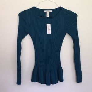 RUFFLE BOTTOM CREW NECK